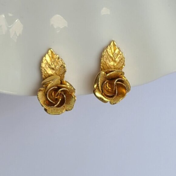 Vintage Retro Coro Clip On Gold Tone Metal Gilded Rose Flower Earrings - Picture 5 of 13